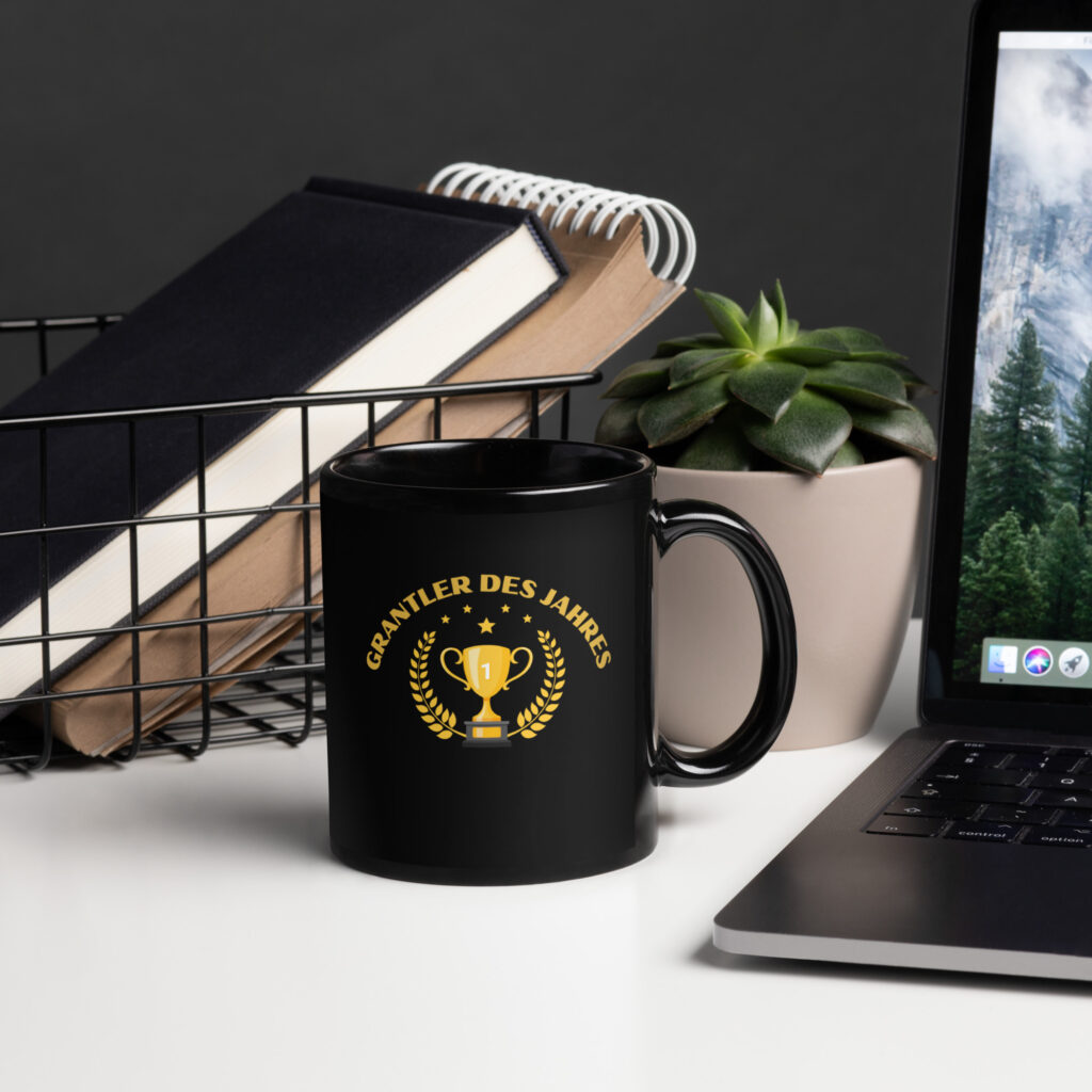 Schwarze Kaffee-Tasse am Schreibtisch